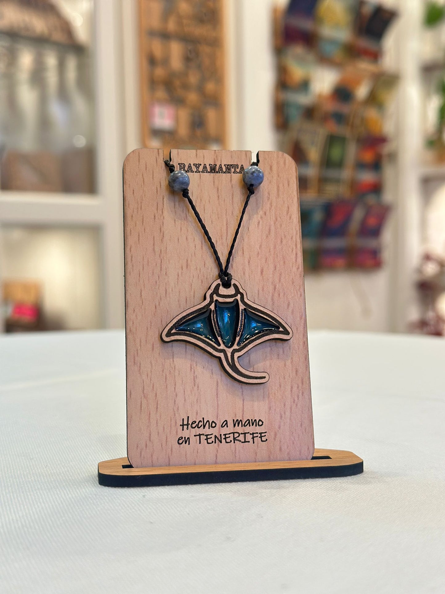 Collar Mantaraya con resina